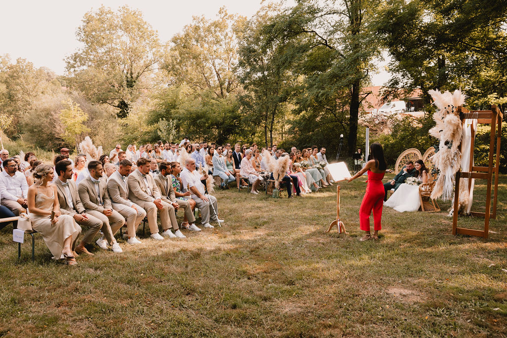 mariage en exterieur avec invites maries et officiante pour illustrer les prestations et tarifs de ceremonie laique