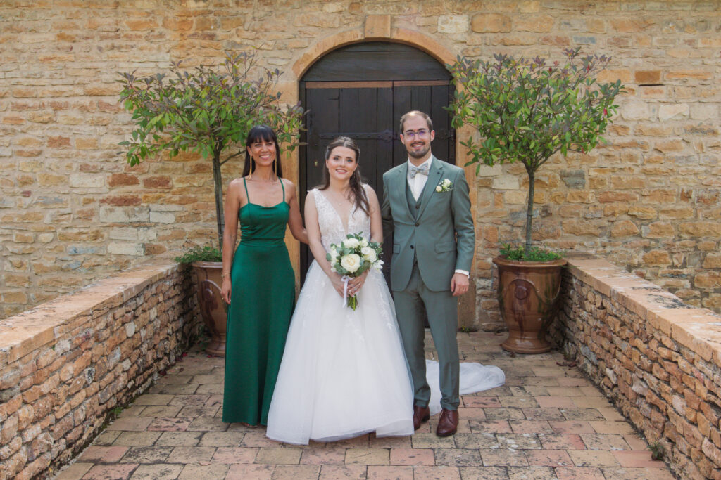 maries avec leur officiante de ceremonie laique