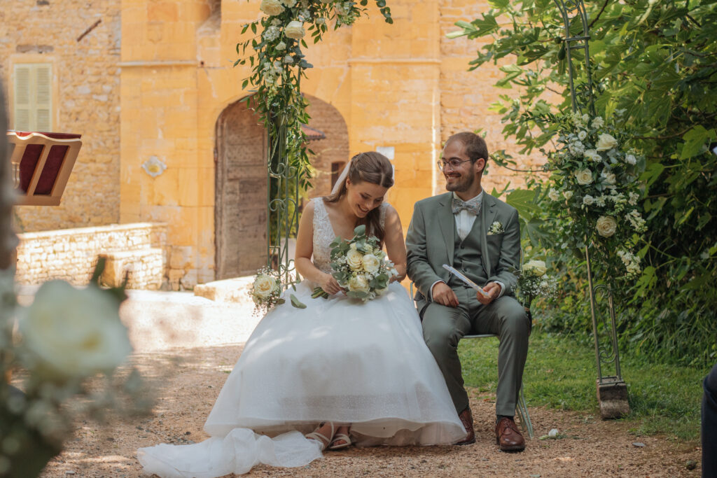 couple de mariés riant lors de leur cérémonie laïque au Château du Sou