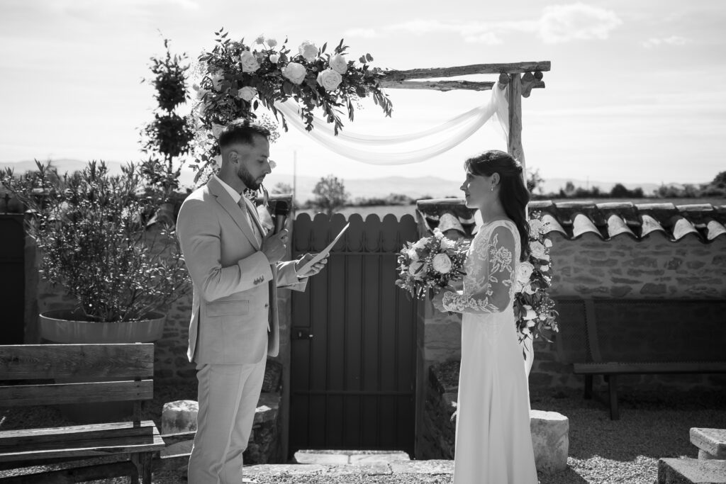 Lecture des vœux lors de la cérémonie laïque dans le Beaujolais