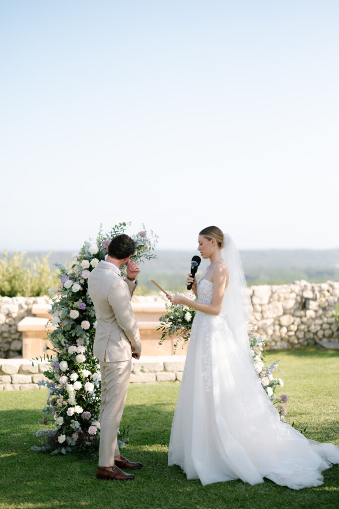 cérémonie laïque en Provence émotion du marié lors de la lecture des vœux