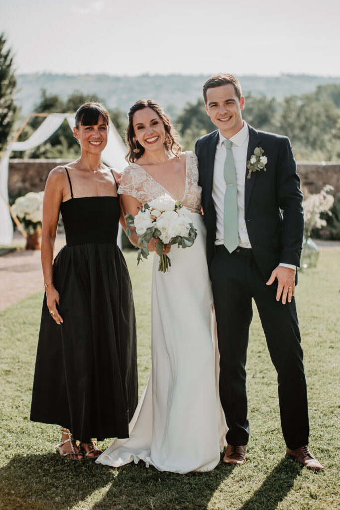 mariés bilingues francais anglais avec leur officiante de cérémonie laïque