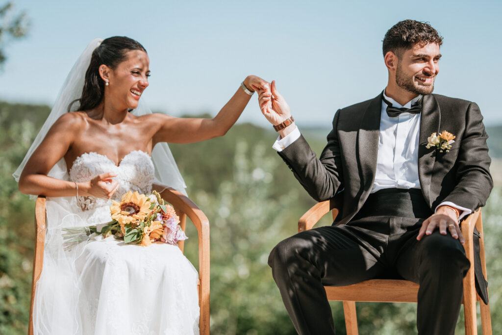 Mariés émus pendant la cérémonie laïque en Provence