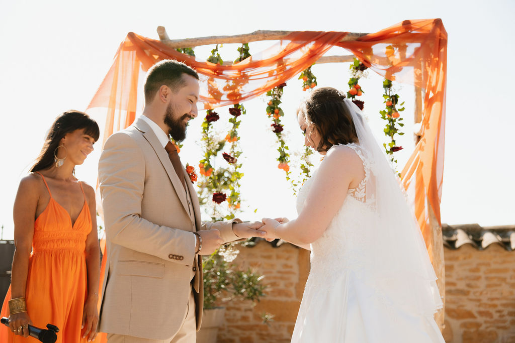echange d'alliances lors d'une cérémonie laique dans le Beaujolais